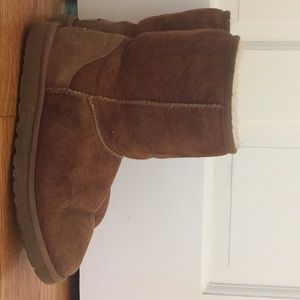 Women’s UGG Classic Short ||